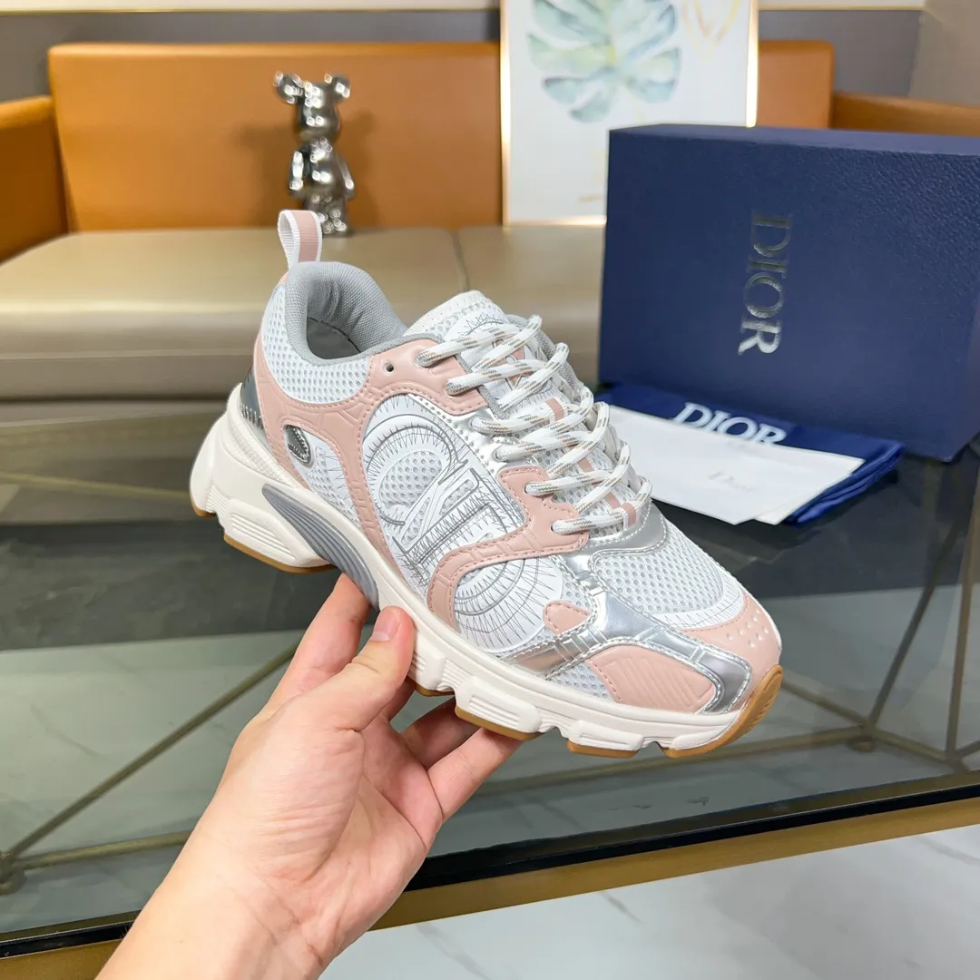 P500 Dior Chrono sneakers are a new product of the 2024 autumn ready-to-wear series, reinterpreting running shoes with Dior's haute couture style. Crafted from beige mesh with laminated leather-effect panels in gold and silver tones, it's highlighted by CD logos on the sides, a star patch on the tongue and a Dior logo on the heel. Featuring tri-color laces, a lightweight sole and star embellishments for a casual look for any season. Size: Female size 35-41 (Female size 41 and 42 can be customized) Male size 39-44 (45/46 can be customized) Color: white, pink, gold, silver, black